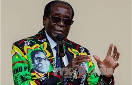 Tổng thống Zimbabwe bất ngờ xuất hiện công khai giữa tin đồn bị quân đội quản thúc